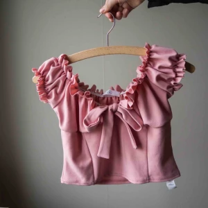  - Supersöt topp, storlek M men stora bröst får inte plats! Helt oanvänd! Köpare står för frakt. 