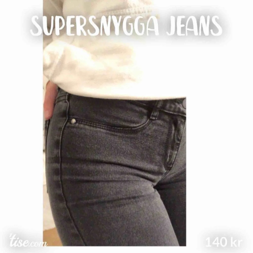 Säljer ett par supersnygga urtvättade jeans! Storleken är S Skicket är bra! Skriv till mig för bättre bilder eller mer info!. Jeans & Byxor.