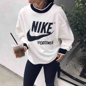  - Frakten är inräknad i priset!!!  Oanvänd tröja från Nike (ÄKTA) köpt i Nike butik. Legat i garderoben sen dess. Nypris ligger på cirka 800kr