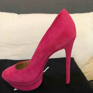  - LÄGG BUD, SKAMBUD UNDANBEDES  Brian Atwood, Pink Glitter Suede Pumps Platforms. Använt dessa en gång så dem ser ut som nya. Dessa klackar är höga, men lätt att bära på grund av platån på framsidan. Stl: 40 Höjd: 15cm Platå: 4cm