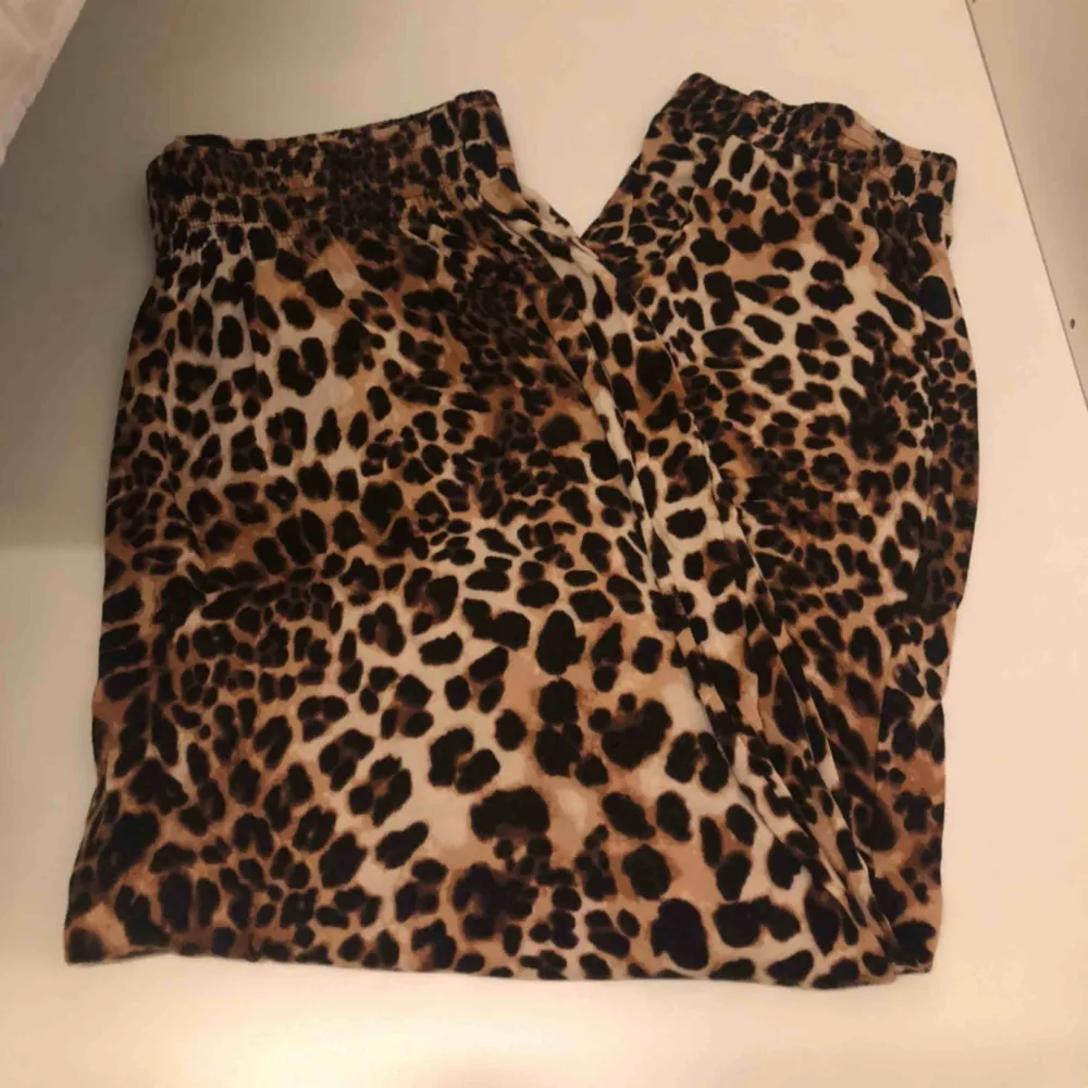 Leopard byxor i storlek m från hm   . Jeans & Byxor.