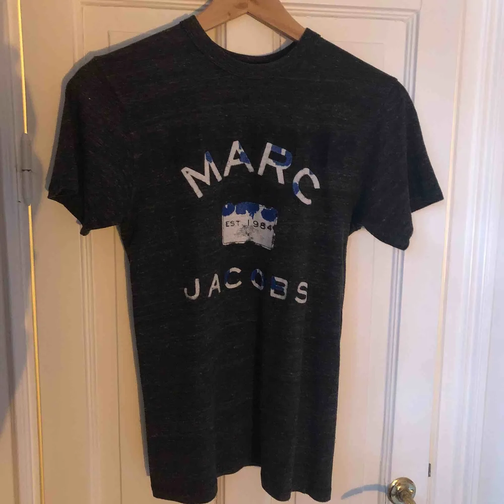 T-shirt från Marc Jacobs, mörkgrå. Mycket gott skick,  inga skador. . T-shirts.