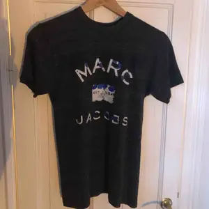 T-shirt från Marc Jacobs, mörkgrå. Mycket gott skick,  inga skador. 