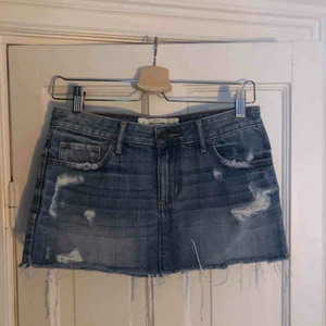 Jeanskjol - Supersnygg jeanskjol, ganska kort från Abercrombie & Fitch med slitningar, gott skick, inga skador. 