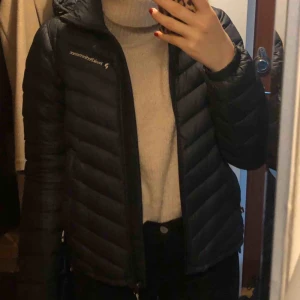  - Säljer min finafina peakjacka som är sparsamt använd! Jättebra skick. För fler bilder kolla min andra annons🌟