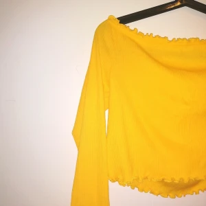  - Croppad tröja från hm i ribbat tyg. Sitter små gummigrejer längs med linningen så att tröjan sitter på plats. Den är så gott som ny.  Storlek L.   Skickas med posten 🍋