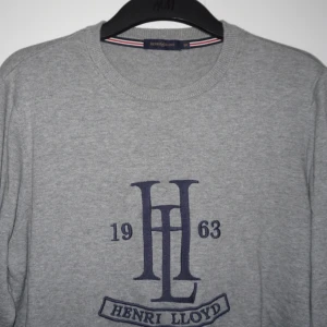  - Grå Långärmad tröja från Henri Lloyd, sparsamt använd och i mycket bra skick. Ganska liten i storleken.