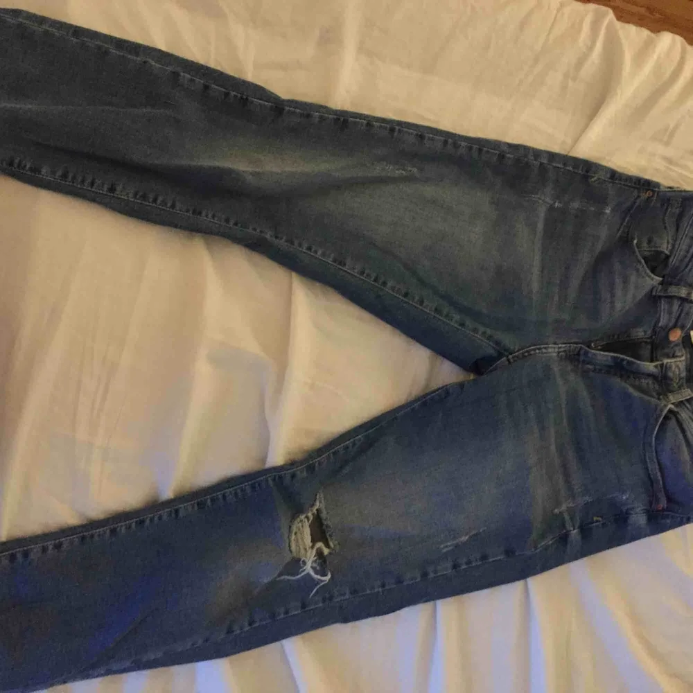 Knappt använda jeans från zara, ankellängd som sitter jättefint på! . Jeans & Byxor.
