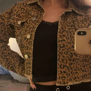  - Jätte fin leopard jeansjacka, köpt i somras aldrig använd, säljs pga att den inte kommer till användning