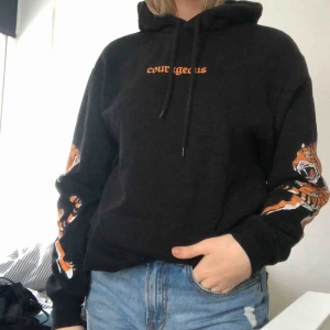  - Säljer min tiger hoddie från herravdelningen. Jätte skön och varm. Dock så är den förliten nu !:(😋