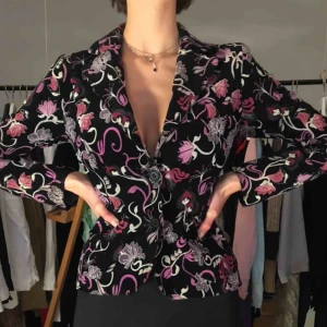  - Supergullig kavaj, med ett härligt mönster! 