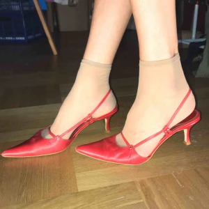  - Snygga spettsklackar i klarröd färg, superfestliga!  Made in Spain. 