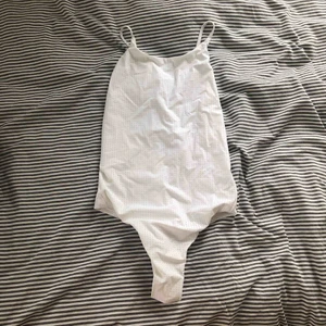  - Säljer min vita baddräkt från weekday då jag aldrig använt den, enbart provat med trosor under. Den är absolut inte genomskinlig! Fint skick😋