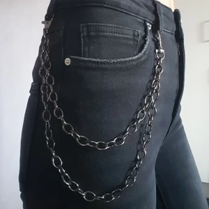  - Mörkgrå byxkedja. Kan finnas några mindre repor (se sista bilden). Fraktkostad blir 18kr.