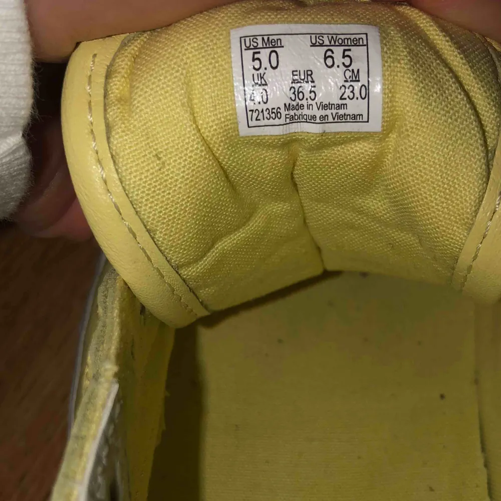 Superfräscha GULA Vans old skool!! Materialet är i skinnimitation, använd väldigt fåtal gånger :P Tyvärr saknas snörena (???) därav det billiga priset! Köpta för 700kr ca. Köparen står för frakt! . Kengät.