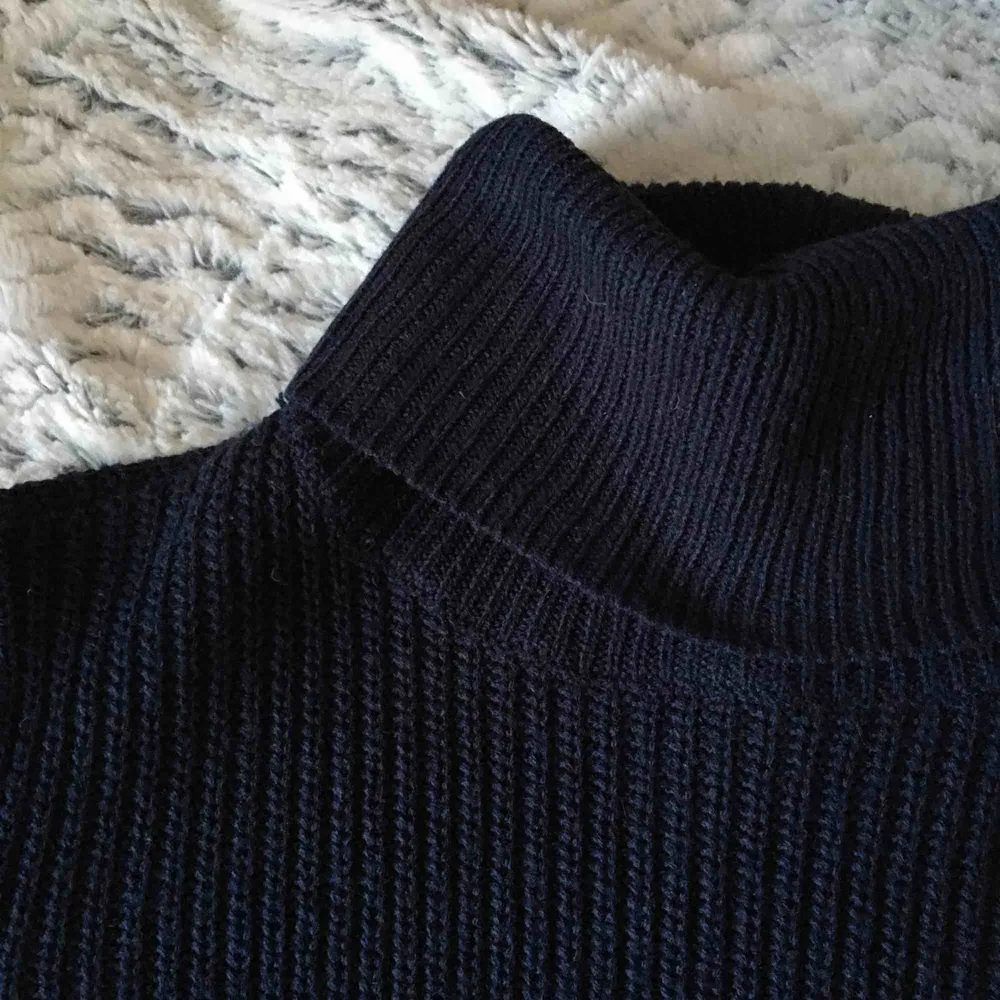 Mörkblå stickad tröja, med polokrage. Tröjor & Koftor.