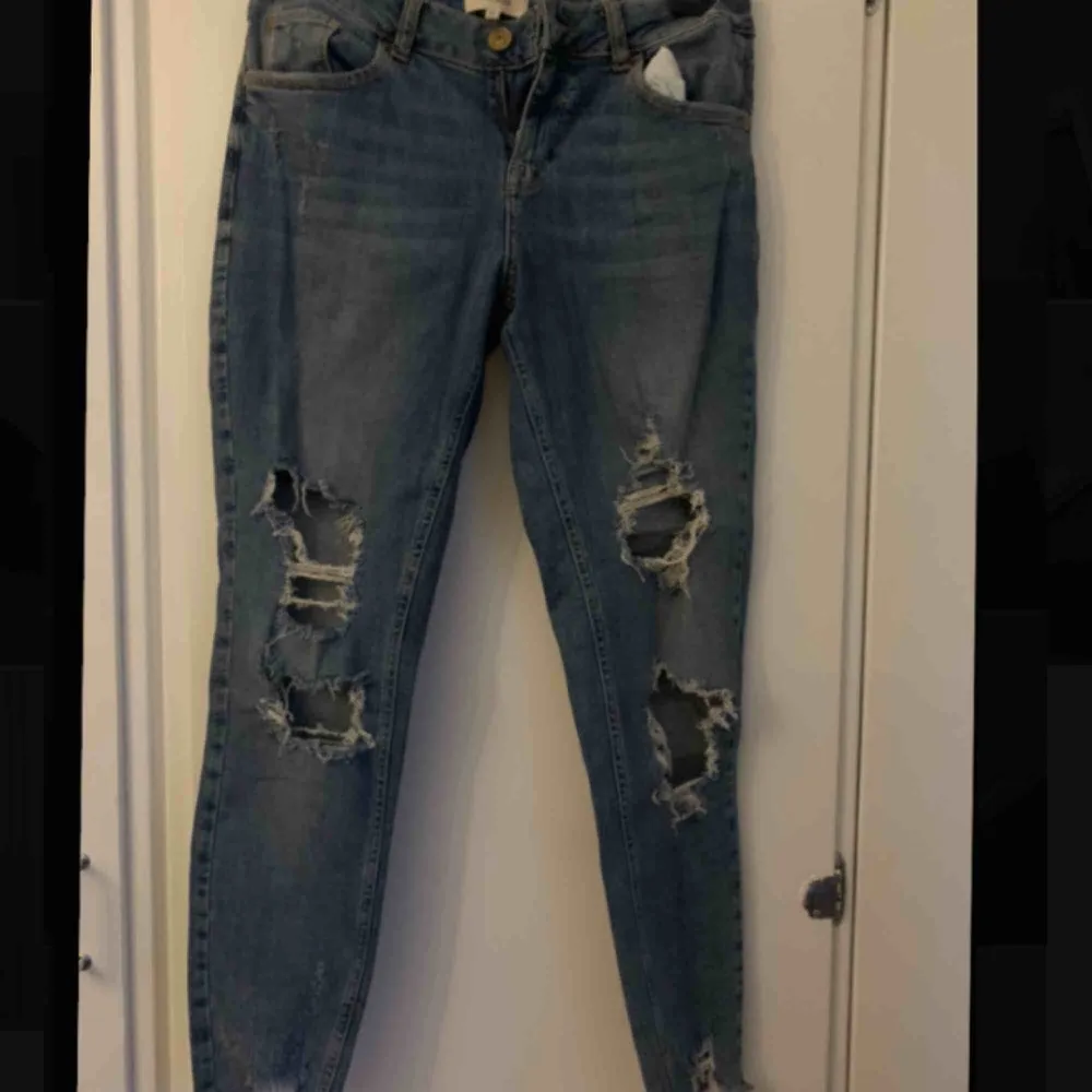 Blå boyfriend jeans från river island, knappt använda:) Ganska stora i midjan jämfört med benen. Jeans & Byxor.