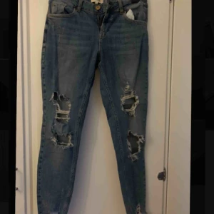  - Blå boyfriend jeans från river island, knappt använda:) Ganska stora i midjan jämfört med benen