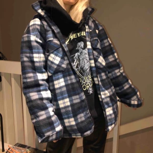  - Superfin flanelljacka med Teddy inuti🌟 sålt liknande för runt 500 därav priset då det ofta blir många intresserade💓 är normalt en xs men denna är så fin oversize!