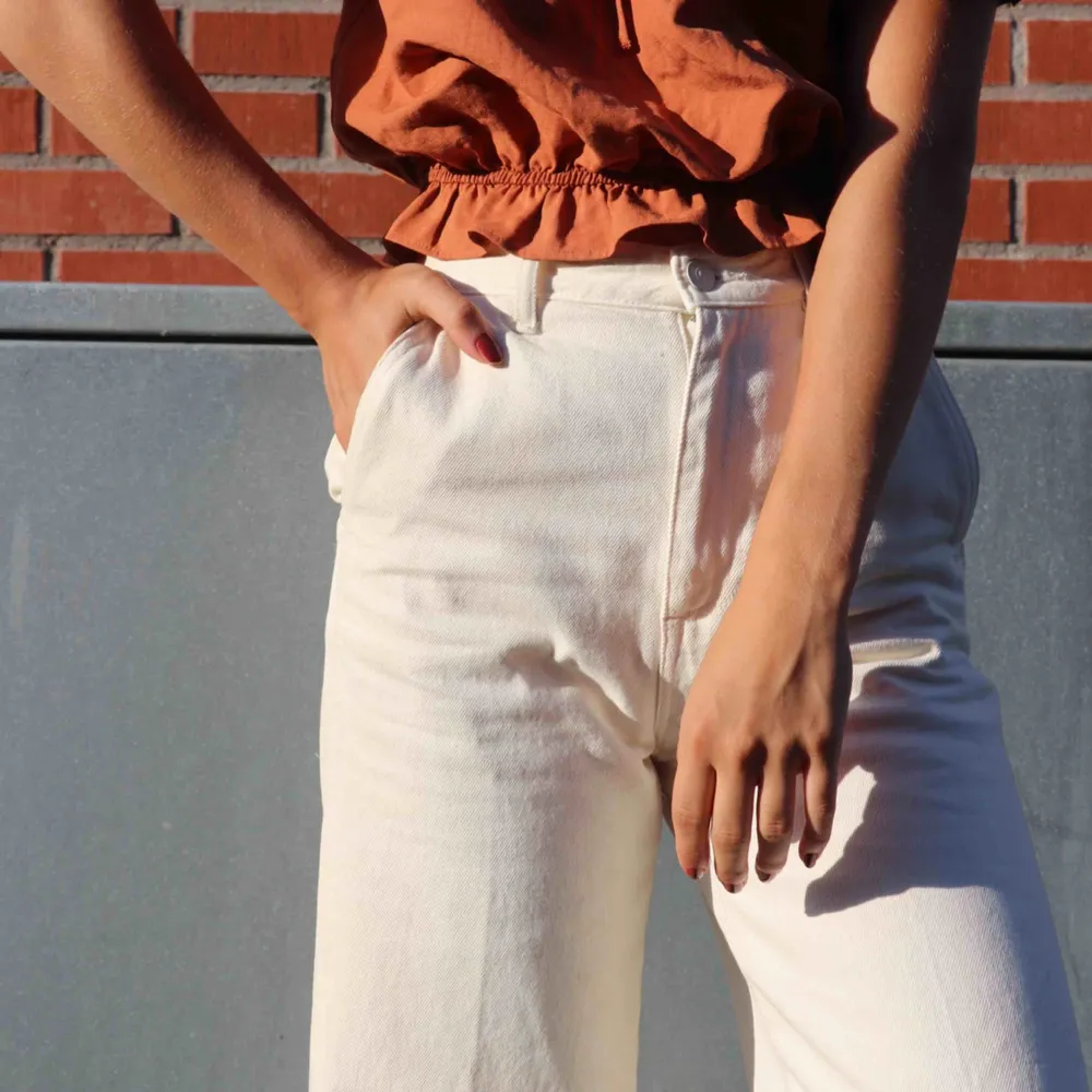 Jeans, off white I culottes-modell. Sparsamt använda  Frakt tillkommer. Jeans & Byxor.