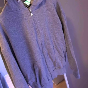  - Använd engång men snörena är borta  Hämtas i Söråker eller står köparen för frakten  Har swish 