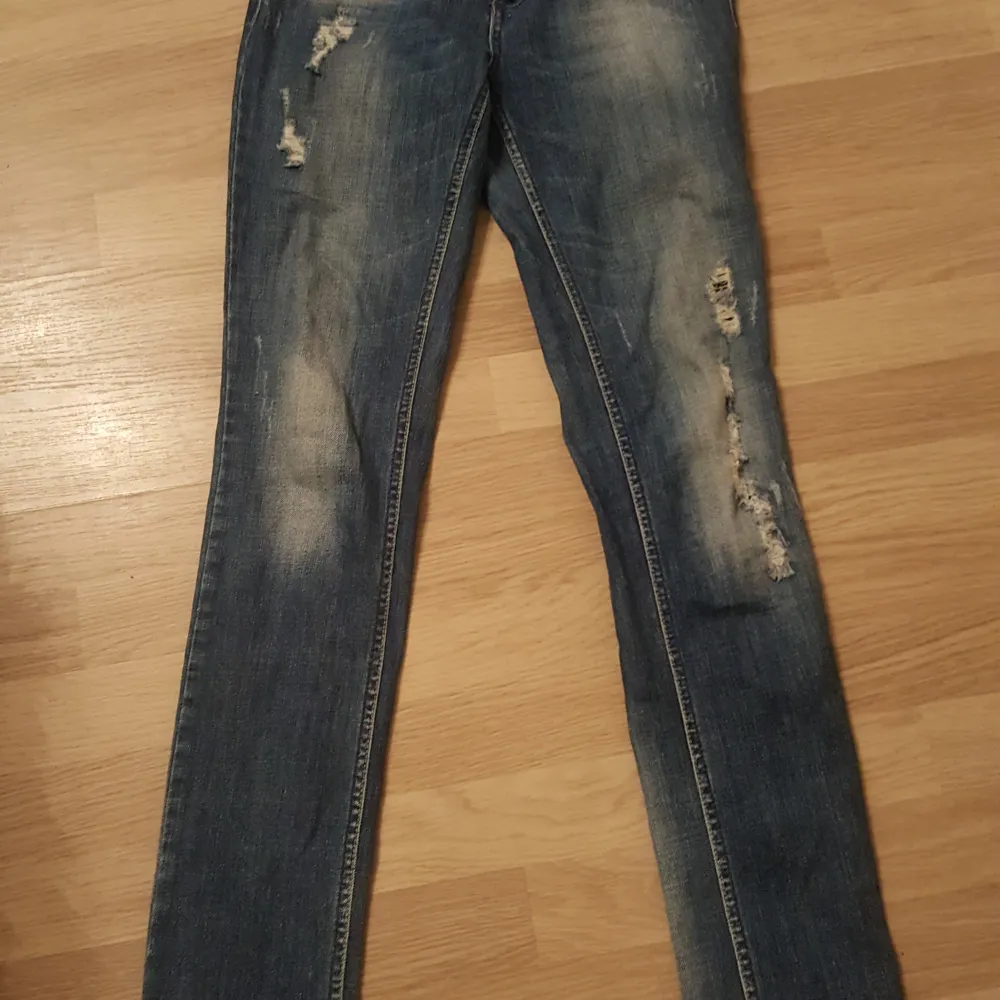 Only begagnade jeans. Använda endast ett par gånger som nya. Slitna jeans blå färg. Storlek.  W27    L34 Fickor fram och bak. Super snygga! Ska de skickas tillkommer frakt och kan skickas i samma paket om andra grejer jag säljer är av intresse.. Jeans & Byxor.