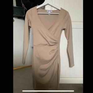 Beige klänning  - Jättefin beige klänning från Nelly, vet inte om den finns kvar, köpte den för två år sedan. Använd 2 gånger 