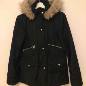  - Svart klassisk parka perfekt till vintern. Köpt på Zara för 2 vintrar sen och storlek xs. Ursprungspris ca 1000kr. #vinterjacka #parkas #zara #trf