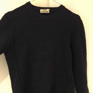  - Mörkblå stickad ulltröja från acne. Sista bilden visar hur den är stickad. Materialet har blivit mer kompakt i tvätten, men den sitter fortfarande fint. 