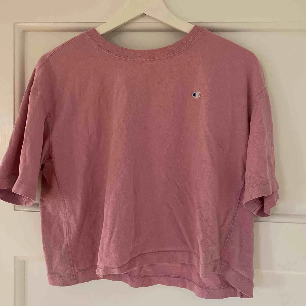 Rosa oversize och croppad T-shirt från champion i storlek small . T-shirts.