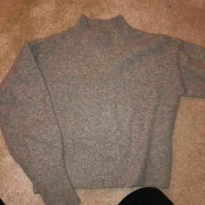  - En snygg basic grå tjocktröja från &other stories. Gott skick!!😍