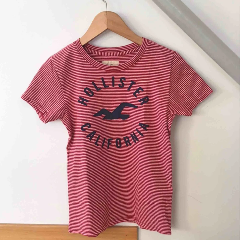 T-shirt från Hollister, storlek xs. Fint skick, säljes då den inte kommer till användning. Kan skickas men då står köpare för frakt som ligger på 36kr.. T-shirts.