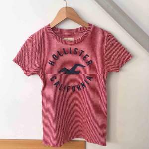 T-shirt från Hollister, storlek xs. Fint skick, säljes då den inte kommer till användning. Kan skickas men då står köpare för frakt som ligger på 36kr.