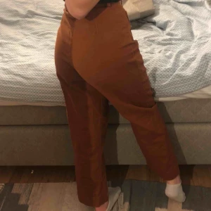 - Säljer dessa rostbruna byxor i superskick som köptes på monki för några månader sedan och endast använts ett fåtal gänger. Säljer pga aningen för stora, fraktkostnaden kan diskuteras 