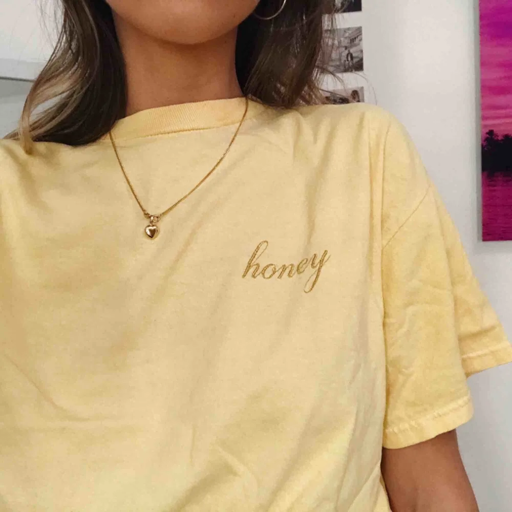 Så söt honey t-shirt från brandy, men används aldrig då jag inte passar i gult..   Har tröjor i samma model som jag brukar knyta upp som på bild nr 2, men den ser ut som bild nr 3!:)  Köparen står för frakt!. Toppar.