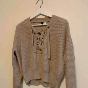   - Stickad beige tröja. Använd 1-2 ggr. 