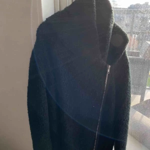  - Varm och mysig svart kofta med dragkedja. Skickas eller hämtas upp i Sölvesborg. Köparen står för frakten.