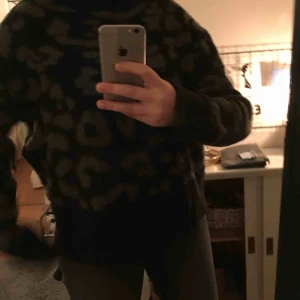  - Säljer en så fin stickad tröja, den är i leopard mönster med med grön och svart👍🏽 har använts typ 3 gånger och den är super skön💕