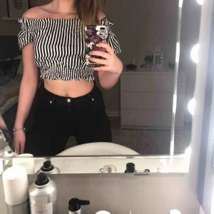  - Gullig topp köpt i Paris på Pull & Bear, den har även en jätte gullig rosett på baksidan men de va lite svårt att ta en bra bild på de:) 