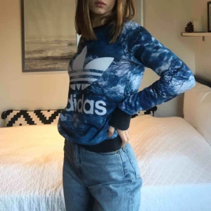  - Urtvättad tröja med Adidas-tryck. Säljer då den inte längre passar mig. Nypris runt 500 kr. Frakt ingår!