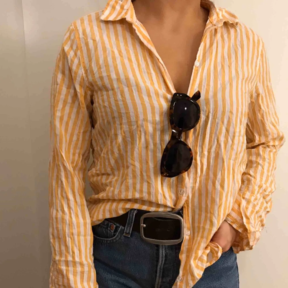 Vit och gulrandig skjorta ifrån H&M. Tunt material, likt linnetyg. Använd ett fåtal gånger. Möts i Stockholm annars står köparen för frakten😝. Skjortor.