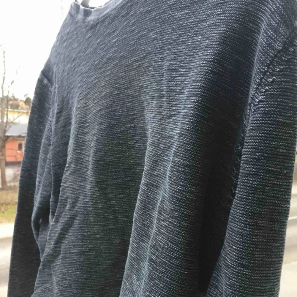 En Jack&Jones tröja jag gjort till magtröja. Mycket sparsamt använd. Lös vid magen, men tightare ärmar. Kontakta för bilder på eller frågor :). Tröjor & Koftor.