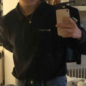  - Snygg champion polotröja köpt här på plick. Står M i den men sitter oversized på mig som vanligen är S-M. Kan matchas snyggt med något under och uppknäppt då där är 2 knappar, annars väldigt snygg bara vanlig. Köpare står för frakt💖