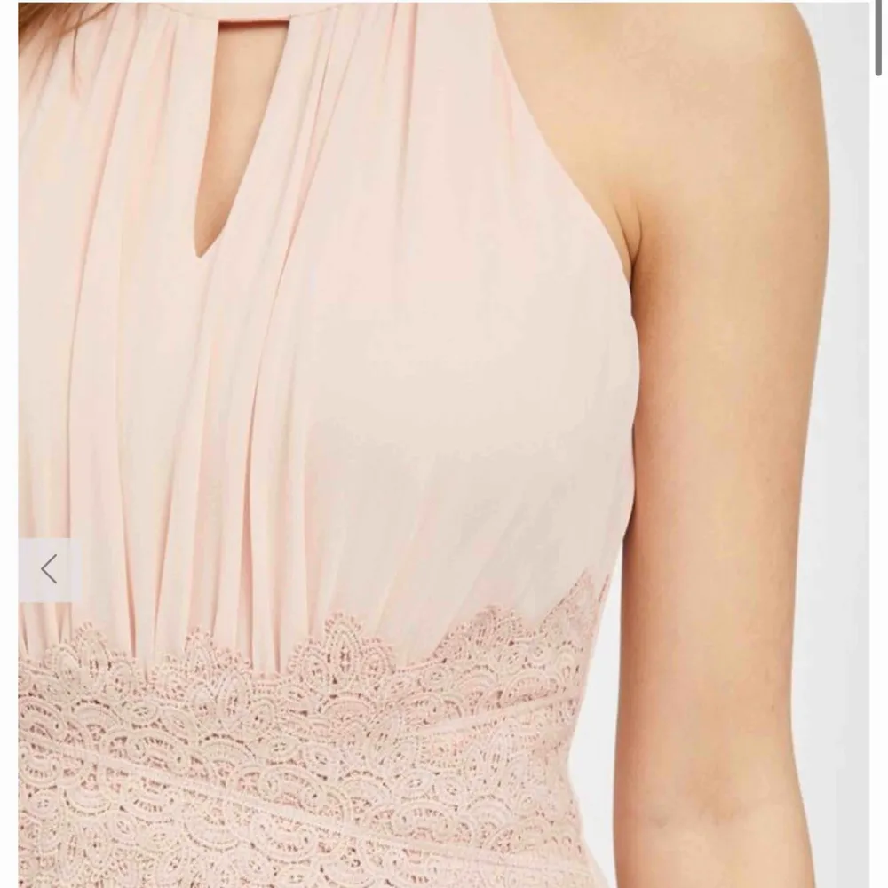 Superfin balklänning i ljusrosa/persikofärg med spetsdetaljer. Perfekt till balen 2020. Endast använd 1 gång! Nypris: 549 kr. Klänningar.