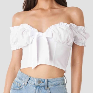  - JÄTTEFIN topp från nakd (som basically är en kopia av en tröja från iamgia) men kommer tyvärr aldrig till användning, den har till och med lappen kvar. 🦋 Frakt ej inkluderad