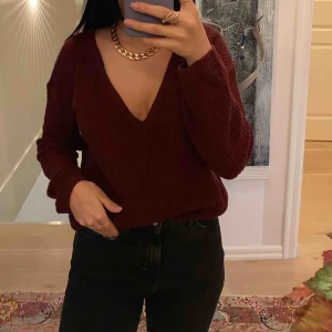  - Vinröd stickad från NA-KD!