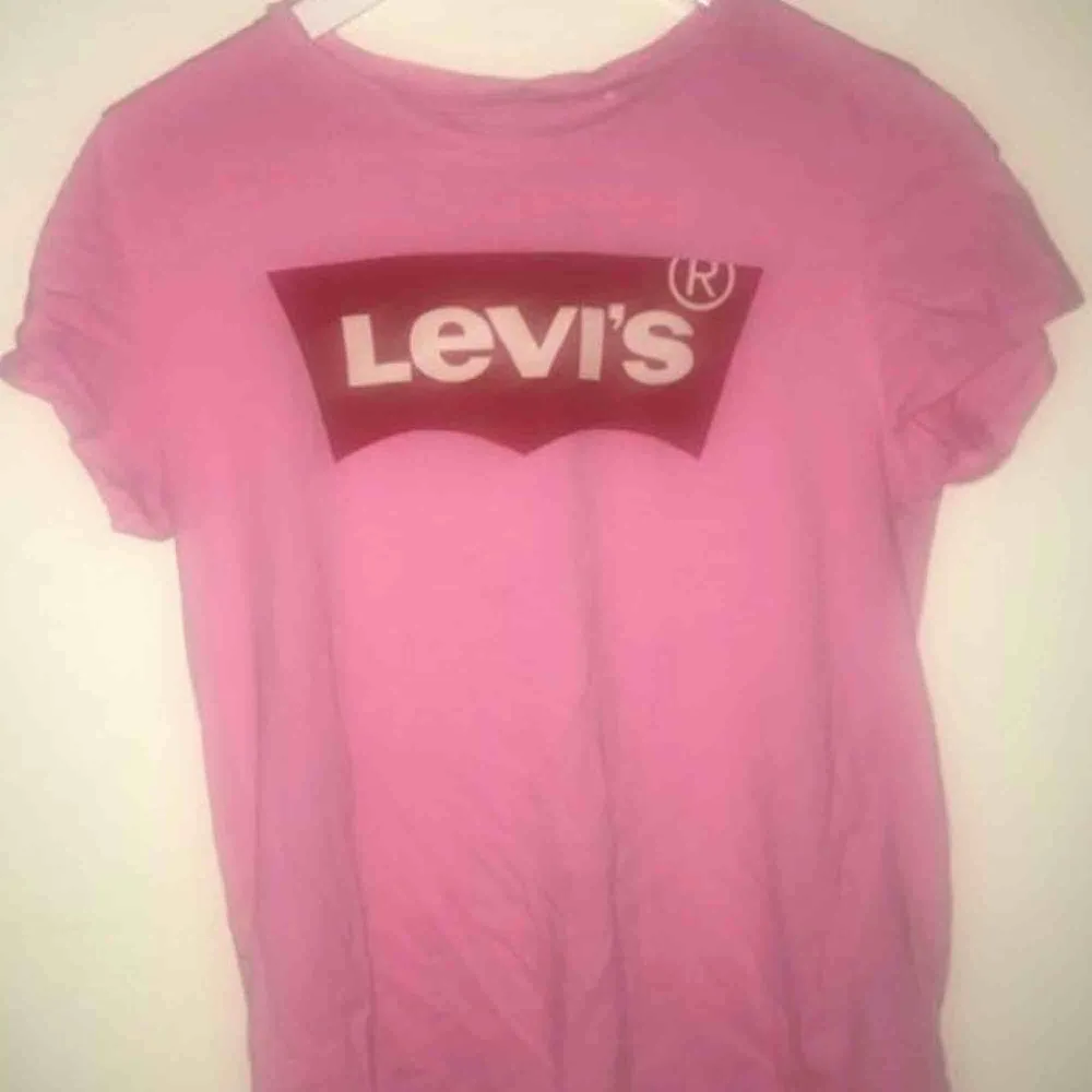 Hej🥰 Jag säljer en Levis tröja som köptes på Levis i Göteborg förra månaden. Tröjan har inte kommit till använding därför tänkte jag sälja  😄 allt kostar 240 inklusive frakt 🤩 Skicka meddelande till mig privat vid intresse!. Skjortor.