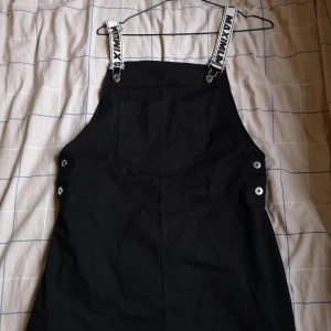  - Hängselklänning H&M Divided Storlek 40 Använd 1-2 gånger 150kr inkl frak