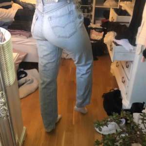 Levi’s Jeans i storlek 33, jag har själv storlek 31 och de sitter lite löst på mig. De har en slitning på ena låret. Jag är 173 cm, de sitter perfekt i längden på mig. De är i bra skick förutom att lappen där bak saknas (se sista bilden). 