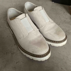 Fina skor - Fina ljusgråa skor. Sparsamt använda men finns små märken från smuts framme vid tårna. Det som syns på bilden. Annars väldigt fina.    Köparen står för frakt, 66kr. Skickas med postnord, spårbart. 